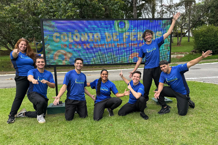 Equipe de recreação em colônia de férias em condomínio