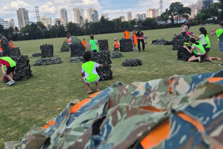 Arena Nerf montada em campo com obstáculos e participantes