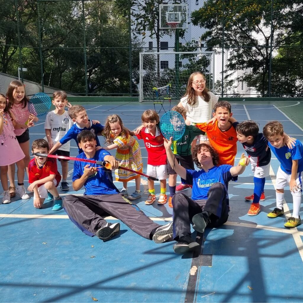 Crianças participando de recreação em condomínio