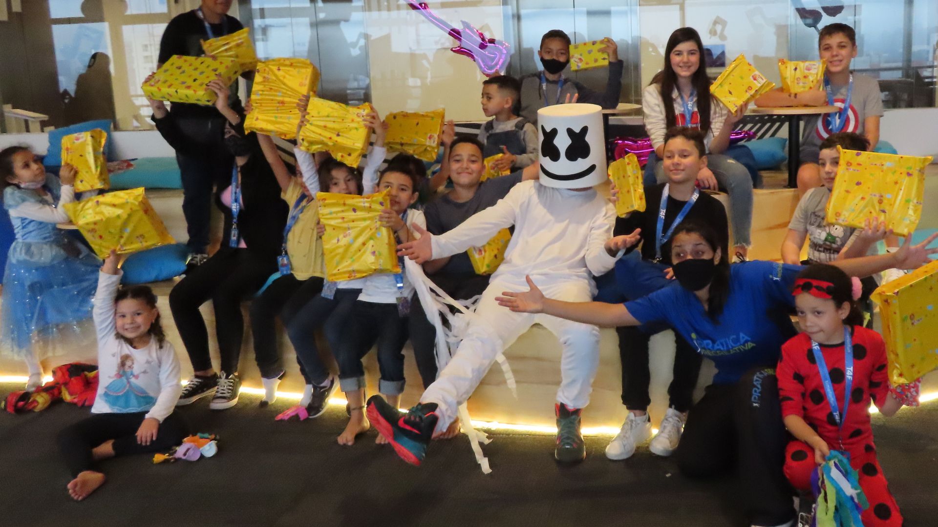 Crianças participando de recreação no Dia das Crianças dentro de uma empresa