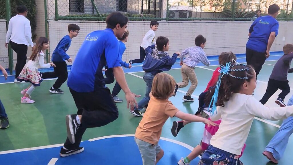 Crianças participando de recreação em condomínios