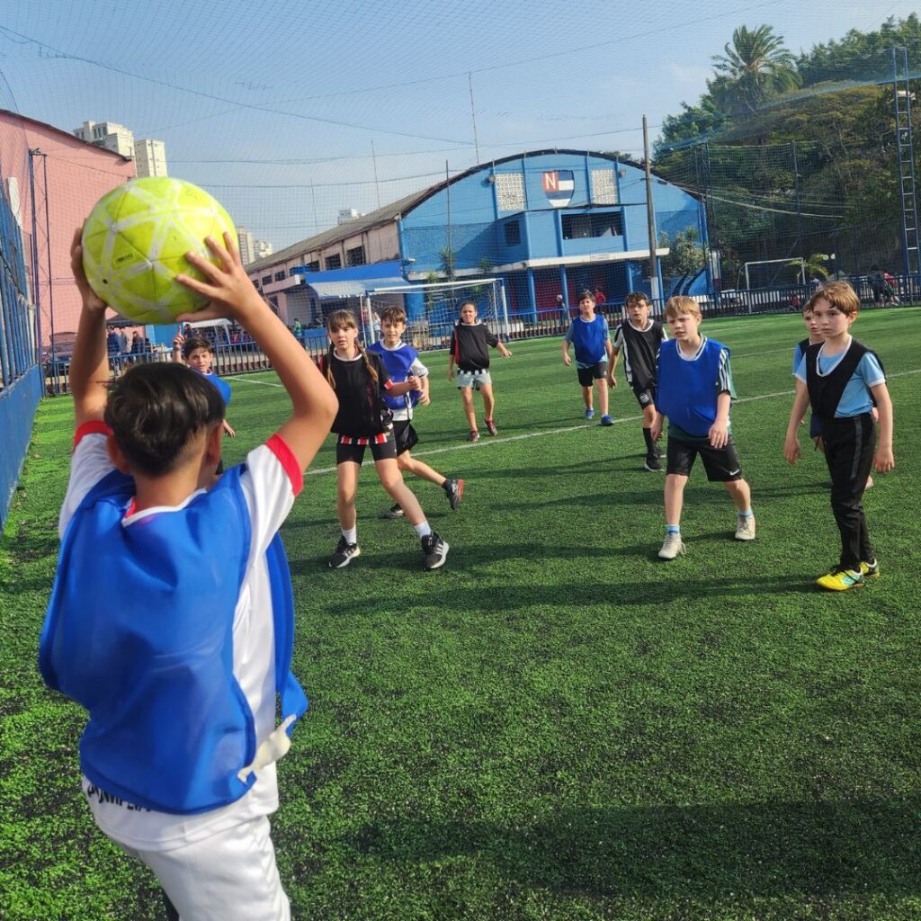 Campeonato de futebol infantil durante recreação temática em SP